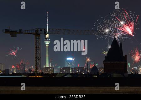 01.01.2025, Berlin, DE - Silvesterfeuerwerk ueber der Stadt. Aussen, Aussenaufnahme, Baukran, Berlin, Boeller, Boellerverbot, Brauch, Brauchtum, deutsch, Deutschland, Europa, europaeisch, explodieren, Explosionen, Feinstaub, Feinstaubentwicklung, Fernblick, Ferne, Fernsehturm, Fest, Feuer, Feuerwerk, Feuerwerkskoerper, Gebaeude, Gesellschaft, Himmel, Horizont, Jahresanfang, Jahresbeginn, Jahresende, Jahreswechsel, Kran, Laermbelaestigung, Leuchtraketen, Licht, Lichtspiel, Nacht, Nachtaufnahme, nachts, Neujahr, niemand, private Feuerwerke, Problem, Pyrotechnik, QF, Querformat, Raketen, Silvest Stockfoto