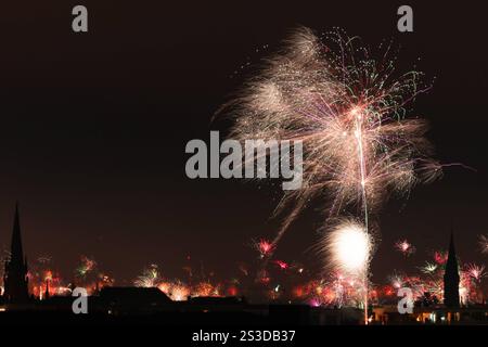 01.01.2025, Berlin, DE - Silvesterfeuerwerk ueber der Stadt. Aussen, Aussenaufnahme, Berlin, Boeller, Boellerverbot, Brauch, Brauchtum, Deutsch, Deutschland, Europa, europaeisch, explodieren, Explosionen, Feinstaub, Feinstaubentwicklung, Fernblick, Ferne, Fest, Feuer, Feuerwerk, Feuerwerkskoerper, Gebaeude, Gesellschaft, Himmel, Horizont, Jahresanfang, Jahresbeginn, Jahresende, Jahreswechsel, Laermbelaestigung, Leuchtraketen, Licht, Lichtspiel, Nacht, Nachtaufnahme, nachts, Neujahr, niemand, private Feuerwerke, Problem, Pyrotechnik, QF, Querformat, Raketen, Silvester, Silvesterfeier, Silveste Stockfoto