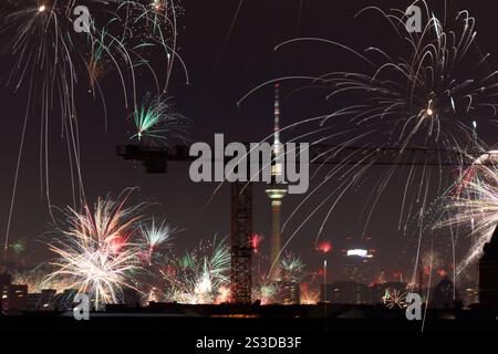 01.01.2025, Berlin, DE - Silvesterfeuerwerk ueber der Stadt. Aussen, Aussenaufnahme, Baukran, Berlin, Boeller, Boellerverbot, Brauch, Brauchtum, deutsch, Deutschland, Europa, europaeisch, explodieren, Explosionen, Feinstaub, Feinstaubentwicklung, Fernblick, Ferne, Fernsehturm, Fest, Feuer, Feuerwerk, Feuerwerkskoerper, Gebaeude, Gesellschaft, Himmel, Horizont, Jahresanfang, Jahresbeginn, Jahresende, Jahreswechsel, Kran, Laermbelaestigung, Leuchtraketen, Licht, Lichtspiel, Nacht, Nachtaufnahme, nachts, Neujahr, niemand, private Feuerwerke, Problem, Pyrotechnik, QF, Querformat, Raketen, Silvest Stockfoto