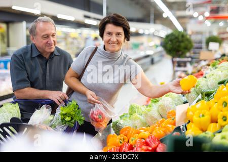 Reife Frau und Mann wählen Gemüse im Gemüsehändler aus Stockfoto