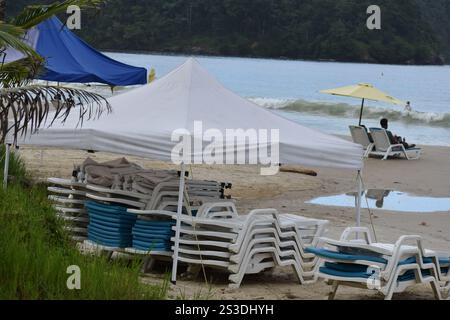 Liegestühle und Sonnenschirme an der Küste der Maracas Bay in Trinidad und Tobago. Stockfoto