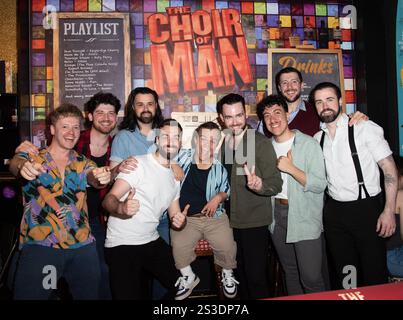 Die Besetzung des „ The Choir of man “ startet die neue Jungle Pub-Installation im Theatre Cafe in der St. Martin’s Lane in London. UK. August 2023 Stockfoto