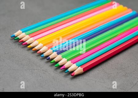 Die Buntstifte der Schule sind in einer Reihe angeordnet Stockfoto