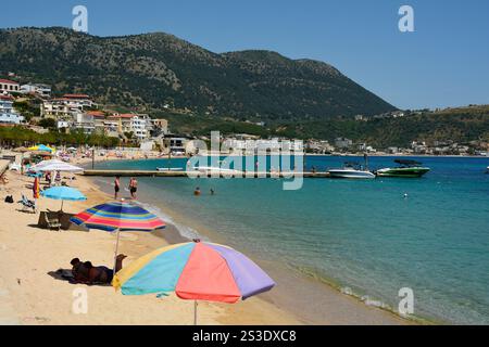 Himare, Albanien - 8. Juni 2024. Frühsommer am Spile Beach am nördlichen Ende der Himare Bay an der Küste Südalbaniens, Teil der albanischen Riviera Stockfoto