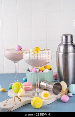 Osterschokolade süßer Martini Alkohol Cocktail, Creme und Wodka Alkohol Getränk mit viel Schokolade Mini Eier auf Küchentisch, Kopierraum Stockfoto