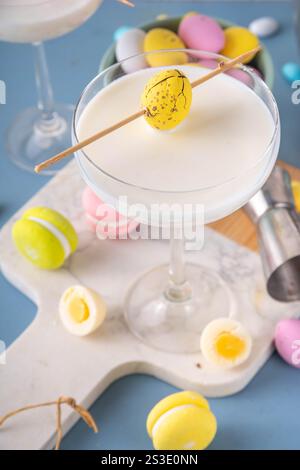 Osterschokolade süßer Martini Alkohol Cocktail, Creme und Wodka Alkohol Getränk mit viel Schokolade Mini Eier auf Küchentisch, Kopierraum Stockfoto