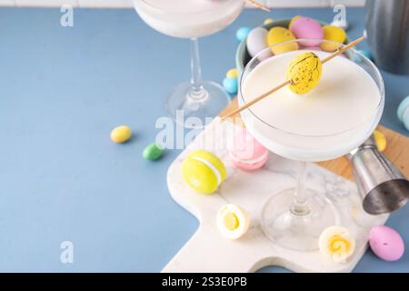 Osterschokolade süßer Martini Alkohol Cocktail, Creme und Wodka Alkohol Getränk mit viel Schokolade Mini Eier auf Küchentisch, Kopierraum Stockfoto