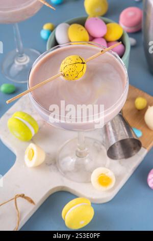 Osterschokolade süßer Martini Alkohol Cocktail, Creme und Wodka Alkohol Getränk mit viel Schokolade Mini Eier auf Küchentisch, Kopierraum Stockfoto