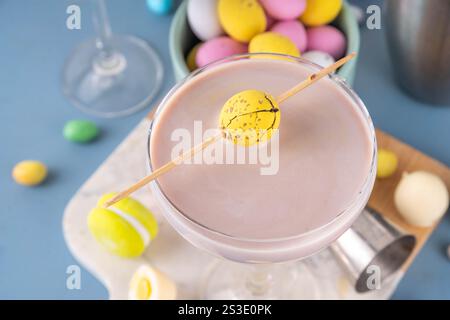 Osterschokolade süßer Martini Alkohol Cocktail, Creme und Wodka Alkohol Getränk mit viel Schokolade Mini Eier auf Küchentisch, Kopierraum Stockfoto