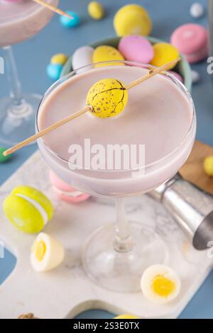 Osterschokolade süßer Martini Alkohol Cocktail, Creme und Wodka Alkohol Getränk mit viel Schokolade Mini Eier auf Küchentisch, Kopierraum Stockfoto