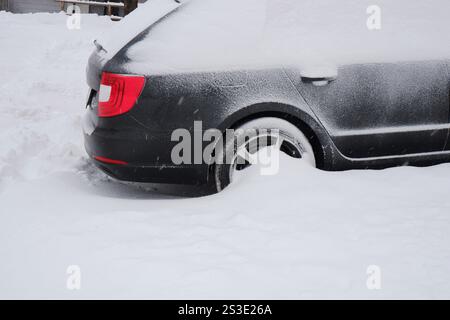 Das Auto ist nach einem Schneesturm mit Schnee bedeckt Stockfoto