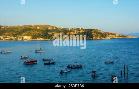 Das Ende des Tages in Himare an der Küste Südalbaniens, Teil der albanischen Riviera. Befindet sich in Vlore County Stockfoto