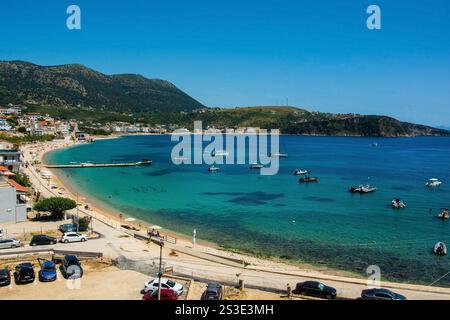 Spile Beach in Himare Bay an der Küste Südalbaniens, Teil der albanischen Riviera. Sie liegt im Vlore County und liegt zwischen dem Ceraunian Mount Stockfoto