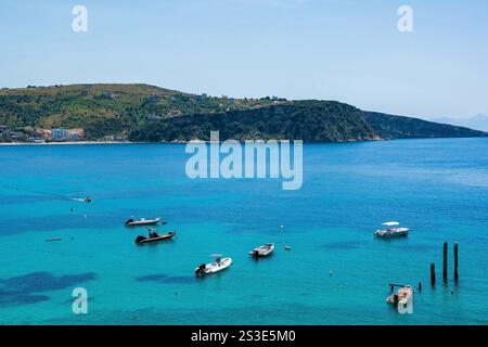 Boote in der Himare-Bucht an der Küste Südalbaniens, Teil der albanischen Riviera. Es liegt im Vlore County und liegt zwischen den Ceraunian Mountains A Stockfoto