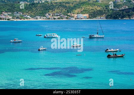 Boote in der Himare-Bucht an der Küste Südalbaniens, Teil der albanischen Riviera. Befindet sich in Vlore County Stockfoto