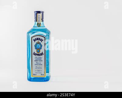 Cardiff, Mid Glamorgan Wales UK Januar 09 2025 Flasche Bombay Sapphire Dry London Gin isoliert auf weißem Hintergrund Stockfoto