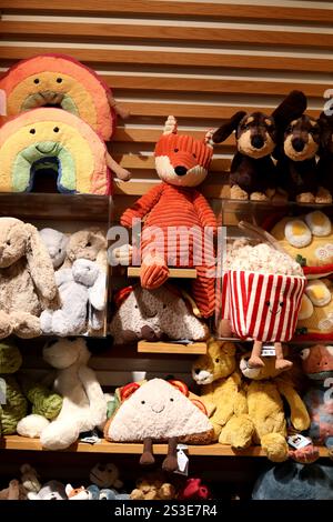 Eine Auswahl an Jellycat-Spielzeug und Teddybären in einem Geschäft in Lewes, East Sussex, Großbritannien. Stockfoto