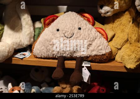 Eine Auswahl an Jellycat-Spielzeug und Teddybären in einem Geschäft in Lewes, East Sussex, Großbritannien. Stockfoto