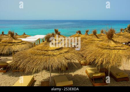 Ein Resort am Prinos Beach am südlichen Ende der Himare Bay an der Küste Südalbaniens, Teil der albanischen Riviera. Ein Morgen im Juni, Frühsommer Stockfoto
