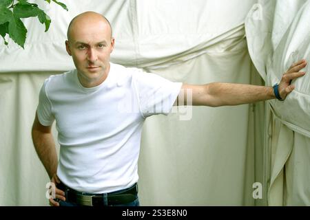 Der schottische Krimi-Schriftsteller Christopher Brookmyre, fotografiert auf dem Edinburgh International Book Festival, wo er über seine düsteren und lustigen Romane sprach. Das Buchfestival ist das weltweit größte Literaturfestival mit Auftritten von über 500 Autoren aus aller Welt. Stockfoto