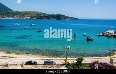 Frühsommer am Spile Beach am nördlichen Ende der Himare Bay an der Küste Südalbaniens, Teil der albanischen Riviera. Anfang Juni. Befindet sich in Vlor Stockfoto