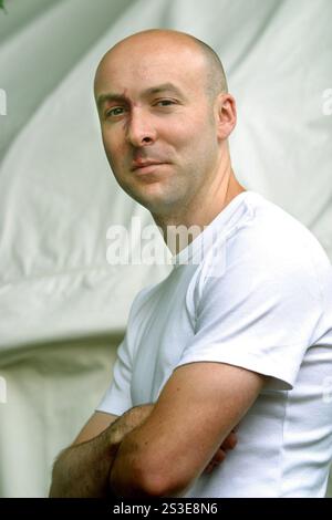 Der schottische Krimi-Schriftsteller Christopher Brookmyre, fotografiert auf dem Edinburgh International Book Festival, wo er über seine düsteren und lustigen Romane sprach. Das Buchfestival ist das weltweit größte Literaturfestival mit Auftritten von über 500 Autoren aus aller Welt. Stockfoto