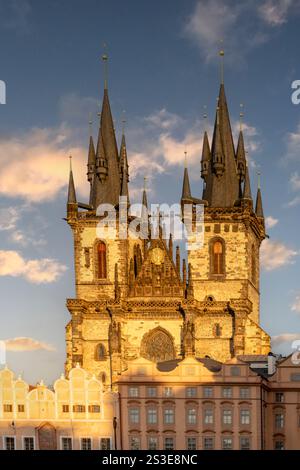 Prag, Tschechische Republik - 20. Dezember 2024: Kirche der Heiligen Maria von Tyn, Týnský Chrám („Týn-Tempel“), mit ihren berühmten gotischen Türmen dominiert den Altstadtplatz Stockfoto