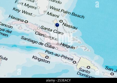 Makrofoto der blauen Nadelnadel in Holguin politische Karte auf Kuba Stockfoto