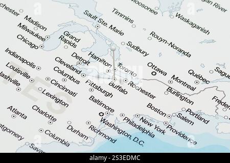 Makrofoto einer weißen Nadelnadel in Buffalo Stadt der Vereinigten Staaten von Amerika politische Karte Stockfoto