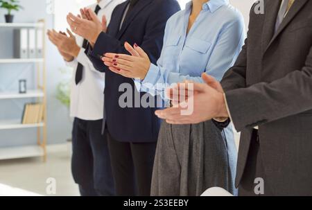Das Geschäftsteam klatscht mit den Händen und zeigt Wertschätzung und Unterstützung für das Coaching nach dem Seminar oder Training. Stockfoto