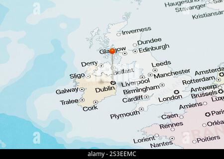 Makrofoto einer orangefarbenen Nadelnadel auf der politischen Karte der Stadt Dublin Stockfoto