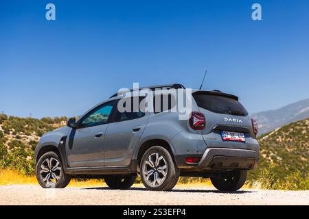 Kalkan, Türkei - 17. August 2024: 2024 Dacia Duster Nahaufnahme von hinten. Modernes graues Geländefahrzeug steht am Straßenrand in der Nähe der Bergstraße auf Stockfoto