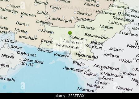 Makrofoto einer grünen Nadel in die politische Karte der Stadt Karachi in Pakistan Stockfoto