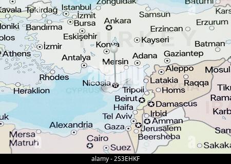 Makrofoto einer weißen Nadel in die politische Karte der Stadt Nikosia auf Zypern Stockfoto