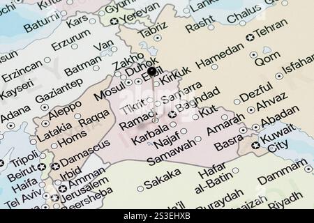 Makrofoto einer schwarzen Nadel in die politische Karte der Stadt Ramadi im Irak Stockfoto