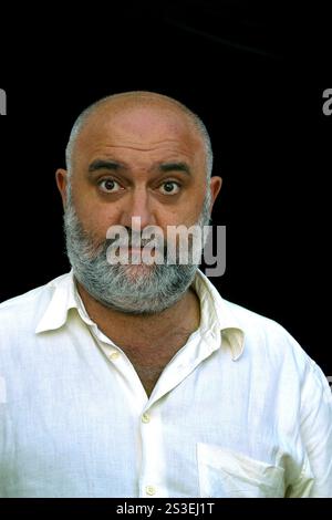 Der britische Komiker und Schauspieler Alexei Sayle, fotografiert auf dem Edinburgh International Book Festival, wo er über seinen Debütroman mit dem Titel „Overtake“ sprach. Das Buchfestival ist das weltweit größte Literaturfestival mit Auftritten von über 500 Autoren aus aller Welt. In diesem Jahr wird erwartet, dass die Teilnehmer rekordverdächtig sind. Stockfoto