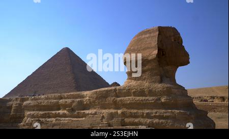 Die große Sphinx mit der Pyramide von Kheops dahinter, Gizeh, Kairo, Ägypten Stockfoto