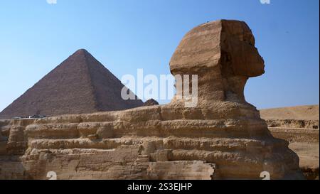 Die große Sphinx mit der Pyramide von Kheops dahinter, Gizeh, Kairo, Ägypten Stockfoto