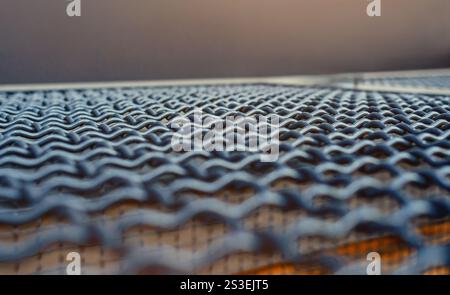 Blaues Metallgitter. Selektiver Fokus auf Metallstäbe in der Falle Stockfoto
