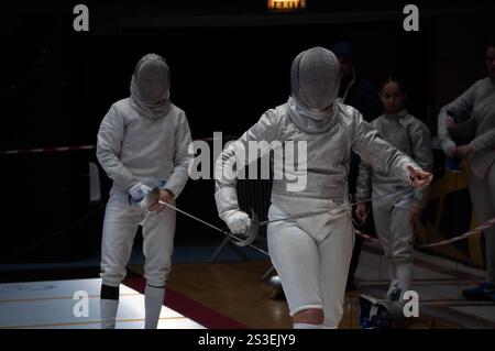 Zwei Fechtmeister treffen sich in einem intensiven Turnierspiel und zeigen ihr Können und ihre Präzision in dieser aufregenden Sportart Stockfoto