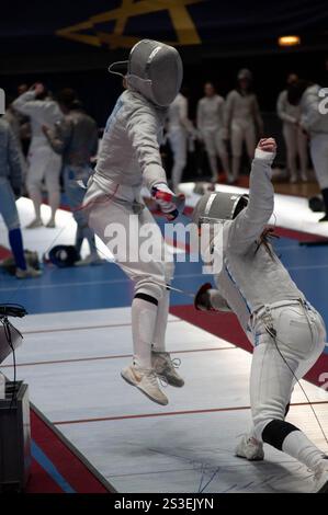 Zwei Fechtmeister treffen sich in einem intensiven Turnierspiel und zeigen ihr Können und ihre Präzision in dieser aufregenden Sportart Stockfoto