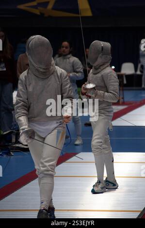 Zwei Fechtmeister treffen sich in einem intensiven Turnierspiel und zeigen ihr Können und ihre Präzision in dieser aufregenden Sportart Stockfoto