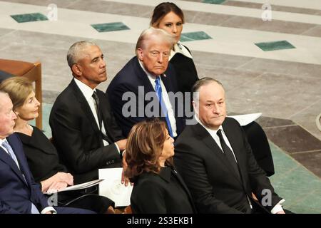 Washington, Usa. Januar 2025. Der ehemalige Präsident Barack Obama und der designierte Präsident Donald Trump sitzen am Donnerstag, den 9. Januar 2025 in der National Cathedral in Washington, DC, bei der Beerdigung des ehemaligen Präsidenten Jimmy Carter zusammen mit Melania Trump. Foto: Samuel Corum/UPI Credit: UPI/Alamy Live News Stockfoto