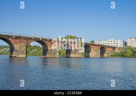 Römerbrücke über die Mosel, älteste Brücke in Deutschland, Trier, Rheinland-Pfalz, Deutschland *** Römische Brücke über die Mosel, älteste Brücke Deutschlands, Trier, Rheinland-Pfalz, Deutschland Stockfoto