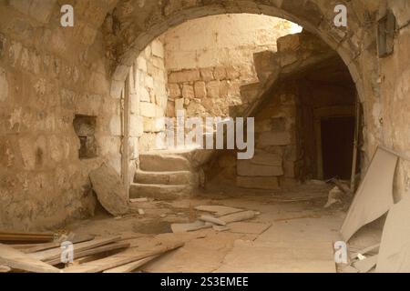 Verlassene Steinbogentreppe in einem alten historischen Gebäude Stockfoto