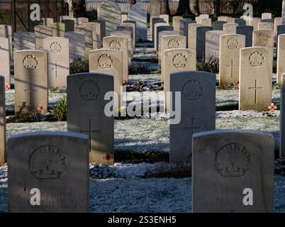 Reihen von Militärgräbern mit Grabsteinen auf einem Friedhof, mit Sonnenlicht Schatten und Frost Durrington UK Friedhof Commonwealth Kriegsgräber Stockfoto