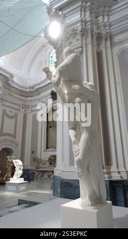 Neapel, Italien, 29. Dezember 2024. Jago Art Museum. Statue der Gewalt auf einem der Altare der Kirche. Stockfoto