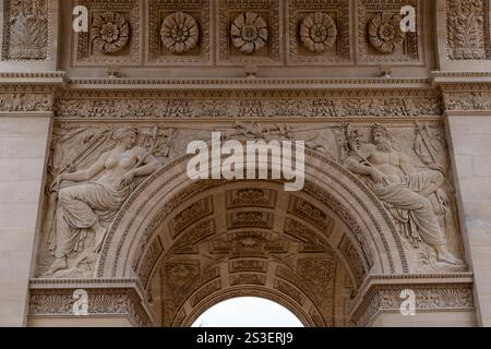 Komplizierte Skulpturen auf dem Bogen eines historischen Monuments mit klassischen Figuren und detaillierten Schnitzereien in einer europäischen Stadt Stockfoto