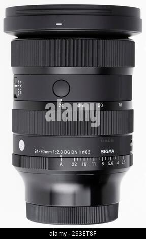 Sigma 24–70 mm 1:2,8 DG DN ART Objektiv mit Blendensteuerungsring auf dem Objektiv Stockfoto