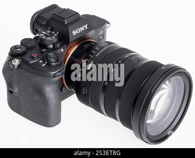 Sigma 70 mm 1:2,8 DG DN ART Objektiv, montiert auf dem Sony A7RV Kameragehäuse Stockfoto